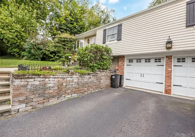 Photo 3 of Single family home for sale at 146 Elm St, Brookhaven, NY 11779 | MLS# 1054075 | Listing updated on 2026-10-04