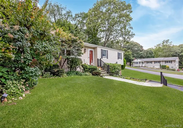 Photo 3 of Single family home for sale at 146 Elm St, Brookhaven, NY 11779 | MLS# 1054075 | Listing updated on 2026-10-04