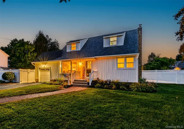 Photo 2 of Single family home for sale at 28 Willow Dr, Oyster Bay, NY 11762 | MLS# 1054098 | Listing updated on 2026-10-07