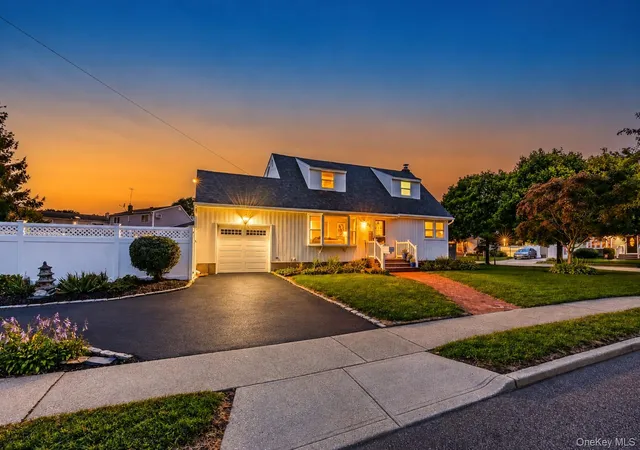 Photo 3 of Single family home for sale at 28 Willow Dr, Oyster Bay, NY 11762 | MLS# 1054098 | Listing updated on 2026-10-07