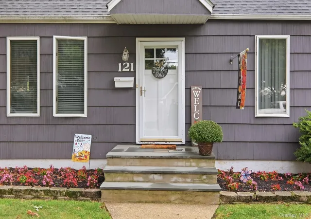 Single family home for sale at 121 N Delaware Ave, Babylon, NY 11757 | MLS# 1054104