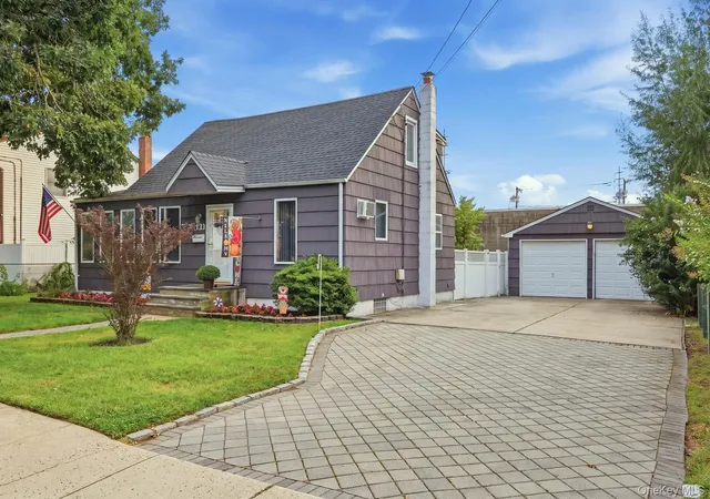 Photo 2 of Single family home for sale at 121 N Delaware Ave, Babylon, NY 11757 | MLS# 1054104 | Listing updated on 2026-09-25