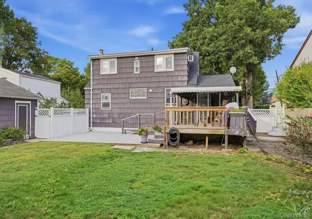 Photo 3 of Single family home for sale at 121 N Delaware Ave, Babylon, NY 11757 | MLS# 1054104 | Listing updated on 2026-09-25