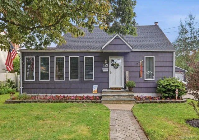 Photo 4 of Single family home for sale at 121 N Delaware Ave, Babylon, NY 11757 | MLS# 1054104 | Listing updated on 2026-09-25