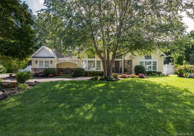 Single family home for sale at 6 Maize Ct, Huntington, NY 11747 | MLS# 1054118