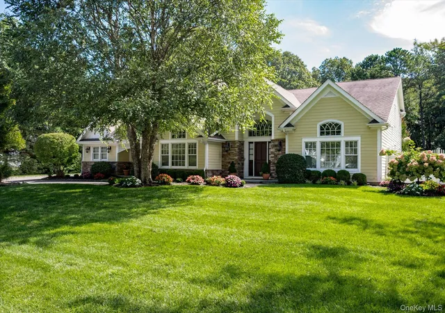 Photo 2 of Single family home for sale at 6 Maize Ct, Huntington, NY 11747 | MLS# 1054118 | Listing updated on 2026-09-30