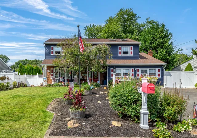 Photo 1 of Single family home for sale at 42 Ludlow Way, Islip, NY 11769 | MLS# 1054172 | Listing updated on 2026-09-24