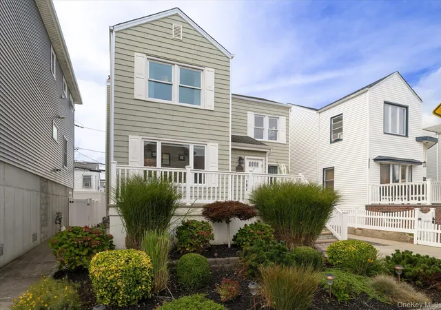 Photo 2 of Single family home for sale at 7 Vinton St, Long Beach, NY 11561 | MLS# 1054257 | Listing updated on 2026-10-04