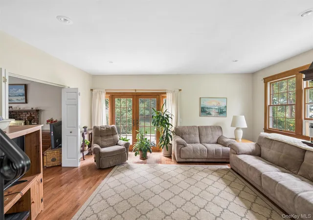 Photo 3 of Single family home for sale at 6 Turtle Pond Rd, Southampton, NY 11968 | MLS# 1054275 | Listing updated on 2026-10-02
