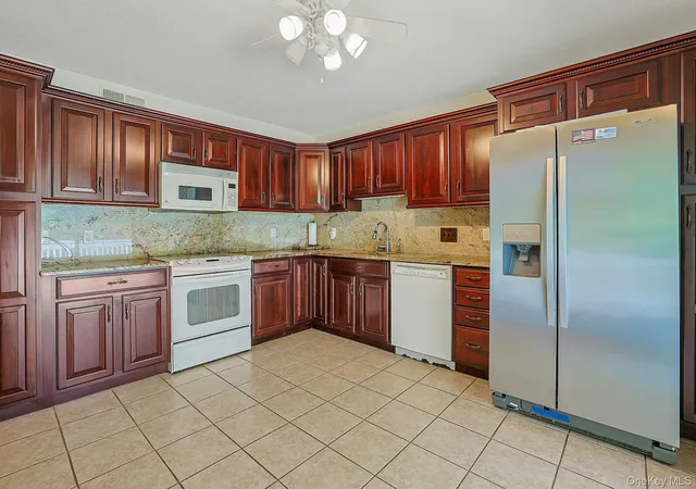 Photo 4 of Condo for sale at 569b Heritage Hills Dr #B, Somers, NY 10589 | MLS# 1054321 | Listing updated on 2026-10-04