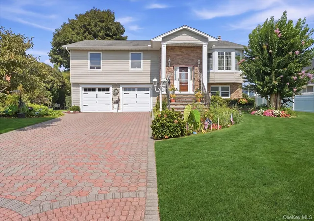 Single family home for sale at 121 Drake Ct, Islip, NY 11795 | MLS# 1054341