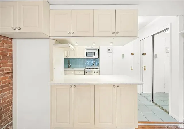 Listing Photo 4 - Condo for sale in building located at 131 W 85Th St, New York City, NY 10024 - Unit #FE1
