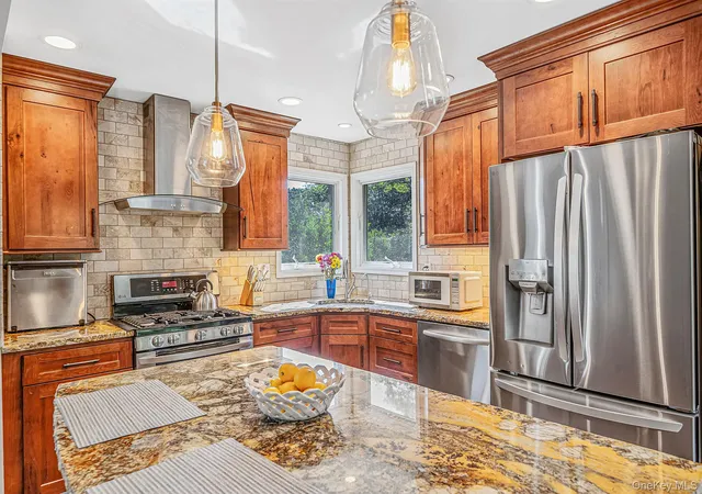 Photo 3 of Single family home for sale at 39 Plandome Rd, Brookhaven, NY 11789 | MLS# 1054347 | Listing updated on 2026-09-28