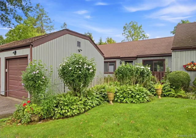 Photo 4 of Condo for sale at 209 Strathmore Gate Dr, Brookhaven, NY 11790 | MLS# 1054350 | Listing updated on 2026-10-04