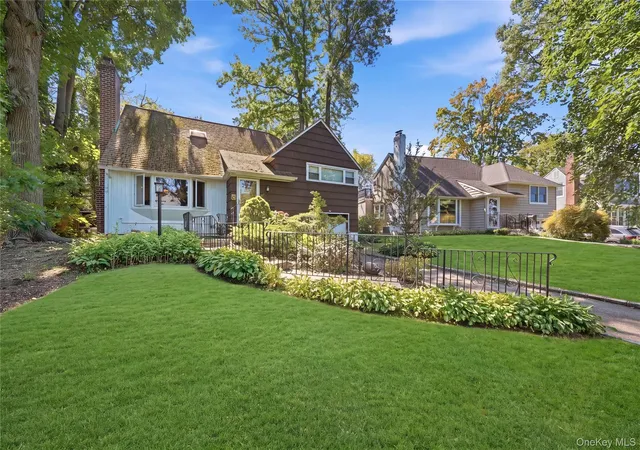 Photo 2 of Single family home for sale at 5 Roxbury Rd, North Hempstead, NY 11050 | MLS# 1054362 | Listing updated on 2026-10-05