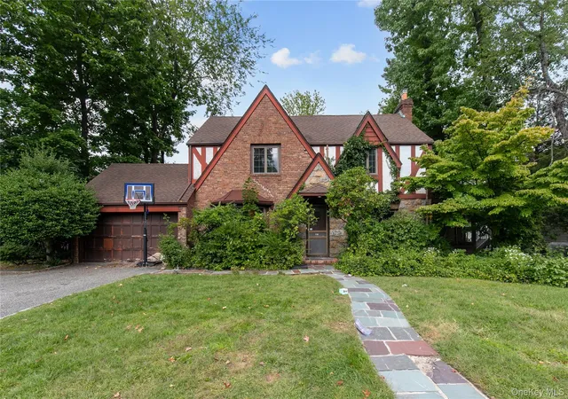 Single family home for sale at 85 Oxford Blvd, North Hempstead, NY 11023 | MLS# 1054386