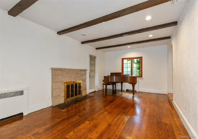 Photo 3 of Single family home for sale at 85 Oxford Blvd, North Hempstead, NY 11023 | MLS# 1054386 | Listing updated on 2026-10-04
