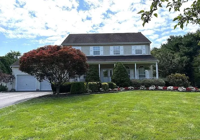 Photo 1 of Single family home for sale at 8 Ashford Ln, Huntington, NY 11743 | MLS# 1054409 | Listing updated on 2026-10-08