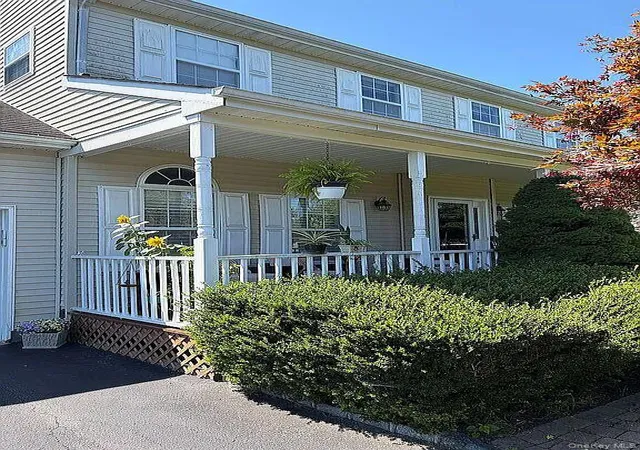 Photo 3 of Single family home for sale at 8 Ashford Ln, Huntington, NY 11743 | MLS# 1054409 | Listing updated on 2026-10-08