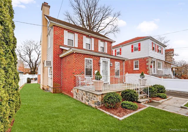 Single family home for sale at 3334 Country Clb Rd, New York, NY 10465 | MLS# 1054478