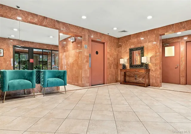 Photo 3 of House for sale at 21 Bond St #3J, North Hempstead, NY 11021 | MLS# 1054542 | Listing updated on 2026-09-25