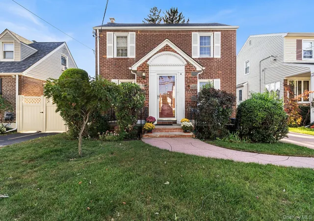 Photo 1 of Single family home for sale at 305 White Rd, North Hempstead, NY 11501 | MLS# 1054573 | Listing updated on 2026-09-26