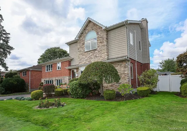 Photo 2 of Single family home for sale at 21 Kathleen E, Oyster Bay, NY 11791 | MLS# 1054579 | Listing updated on 2026-10-04