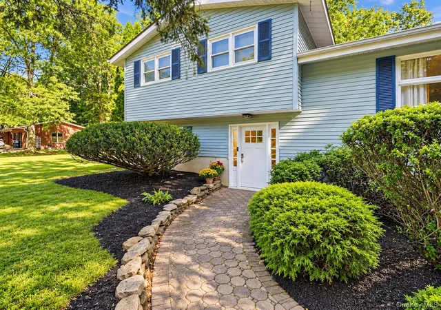 Photo 3 of Single family home for sale at 572 Beattie Rd, New Windsor, NY 12575 | MLS# 1054602 | Listing updated on 2026-10-03