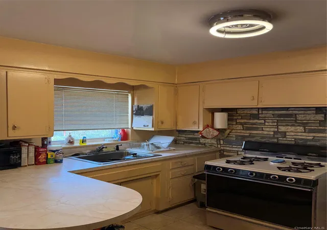 Photo 3 of Sale Pending at 3210 Tenbroeck Ave, New York, NY 10469 | MLS# 1054643 | Listing updated on 2026-10-01