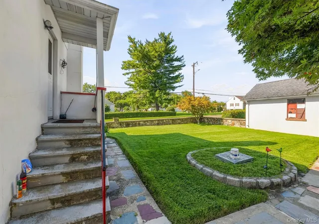 Photo 3 of Single family home for sale at 176 Broadway, Cortlandt, NY 10596 | MLS# 1054655 | Listing updated on 2026-10-05