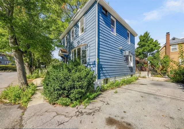 Photo 3 of Single family home for sale at 3079 Fearn Pl, New York, NY 10465 | MLS# 1054664 | Listing updated on 2026-10-01