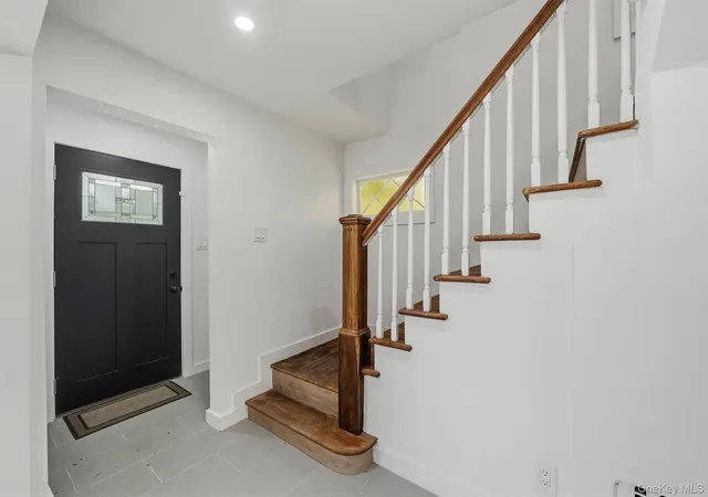 Photo 4 of Single family home for sale at 3079 Fearn Pl, New York, NY 10465 | MLS# 1054664 | Listing updated on 2026-10-01