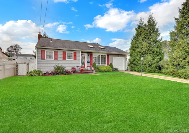 Photo 1 of Single family home for sale at 820 N Hamilton Ave, Babylon, NY 11757 | MLS# 1054695 | Listing updated on 2026-10-01