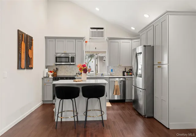 Photo 3 of Single family home for sale at 5 Charles Ct, Smithtown, NY 11779 | MLS# 1054696 | Listing updated on 2026-09-30