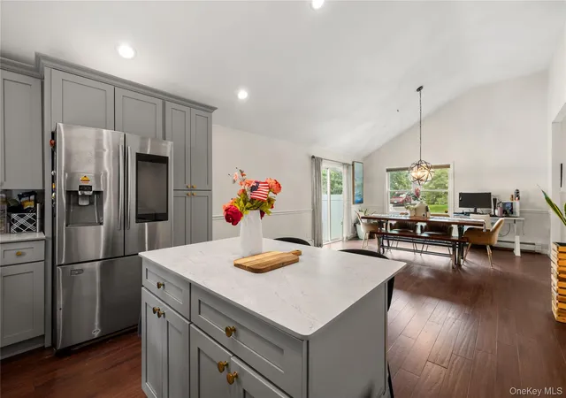 Photo 4 of Single family home for sale at 5 Charles Ct, Smithtown, NY 11779 | MLS# 1054696 | Listing updated on 2026-09-30