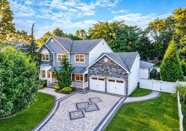 Photo 2 of Single family home for sale at 4 Crystal Brk Ct, Smithtown, NY 11767 | MLS# 1054720 | Listing updated on 2026-09-30