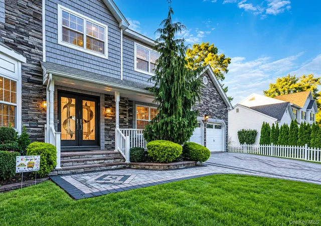 Photo 48 of Single family home for sale at 4 Crystal Brk Ct, Smithtown, NY 11767 | MLS# 1054720 | Listing updated on 2026-10-04