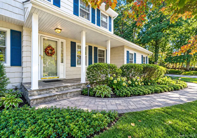 Photo 3 of Single family home for sale at 4 Middlesex Pl, Huntington, NY 11768 | MLS# 1054725 | Listing updated on 2026-10-09