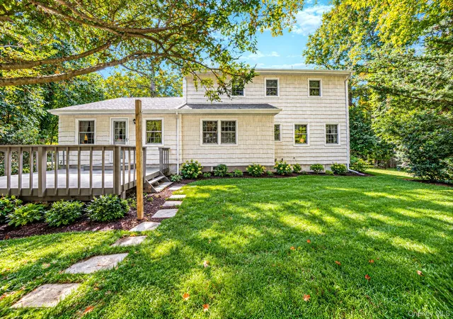 Photo 3 of Single family home for sale at 4 Middlesex Pl, Huntington, NY 11768 | MLS# 1054725 | Listing updated on 2026-10-09