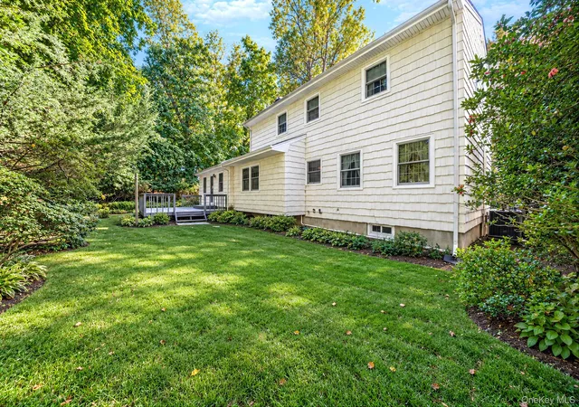 Photo 4 of Single family home for sale at 4 Middlesex Pl, Huntington, NY 11768 | MLS# 1054725 | Listing updated on 2026-10-09