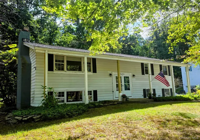 Photo 2 of Single family home for sale at 28 Robert Dr, Hyde Park, NY 12538 | MLS# 1054727 | Listing updated on 2026-09-27