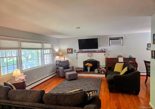 Photo 4 of Single family home for sale at 28 Robert Dr, Hyde Park, NY 12538 | MLS# 1054727 | Listing updated on 2026-09-27