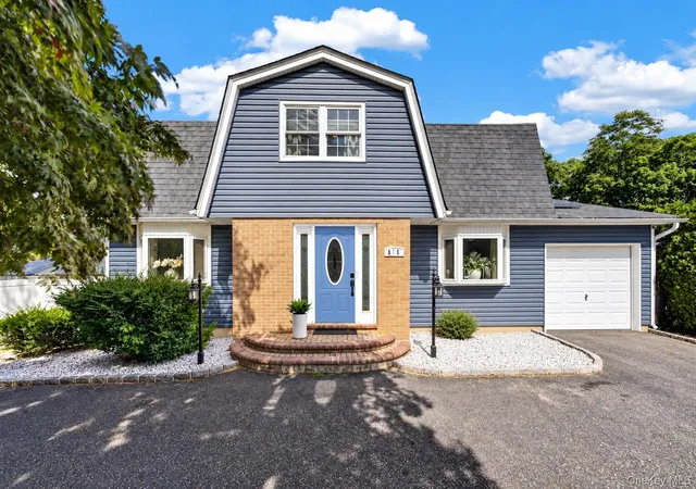 Photo 4 of Single family home for sale at 815 Expressway Dr N, Brookhaven, NY 11763 | MLS# 1054730 | Listing updated on 2026-10-07