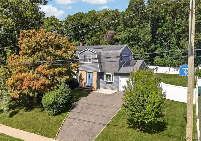 Photo 3 of Single family home for sale at 815 Expressway Dr N, Brookhaven, NY 11763 | MLS# 1054730 | Listing updated on 2026-10-07