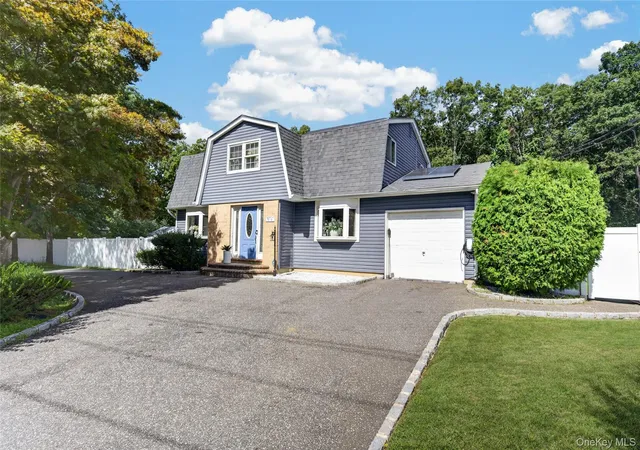 Photo 1 of Single family home for sale at 815 Expressway Dr N, Brookhaven, NY 11763 | MLS# 1054730 | Listing updated on 2026-10-07