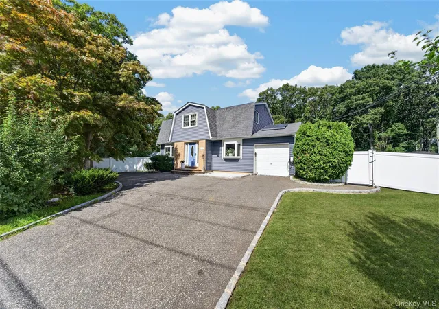 Photo 2 of Single family home for sale at 815 Expressway Dr N, Brookhaven, NY 11763 | MLS# 1054730 | Listing updated on 2026-10-07