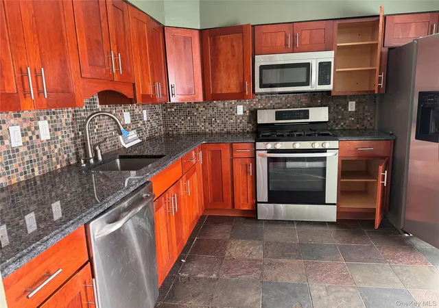 Photo 3 of Condo for sale at 27 Heritage Dr #A, Clarkstown, NY 10956 | MLS# 1054738 | Listing updated on 2026-10-04