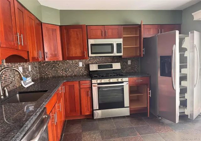 Photo 4 of Condo for sale at 27 Heritage Dr #A, Clarkstown, NY 10956 | MLS# 1054738 | Listing updated on 2026-10-04