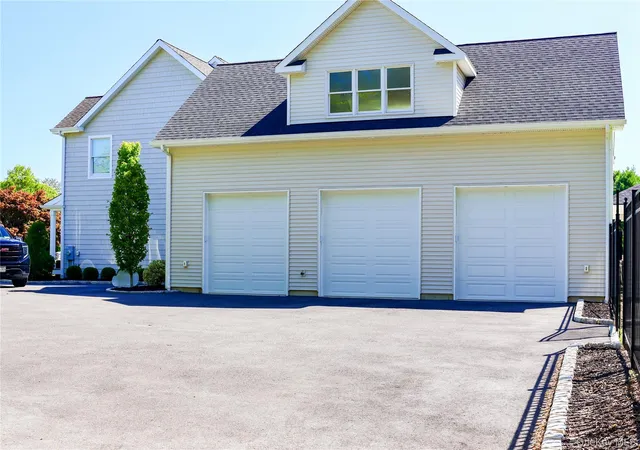 Photo 3 of Sale Pending at 6 Magnolia Ct, Brookhaven, NY 11940 | MLS# 1054767 | Listing updated on 2026-10-02