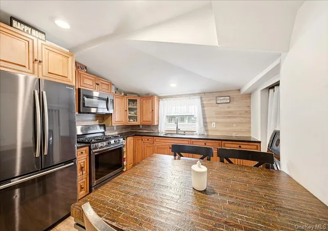 Photo 3 of House for sale at 133b Edgewater Park #133B, New York, NY 10465 | MLS# 1054829 | Listing updated on 2026-10-01